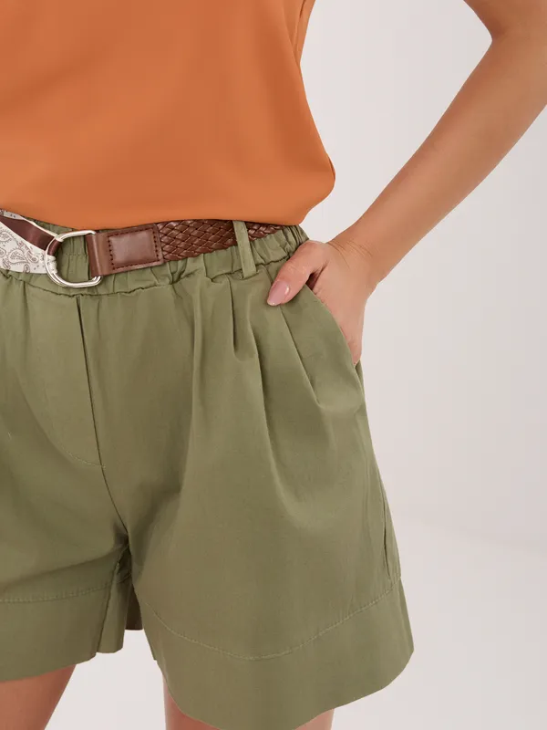 Szorty z wysokim stanem i ozdobnym paskiem