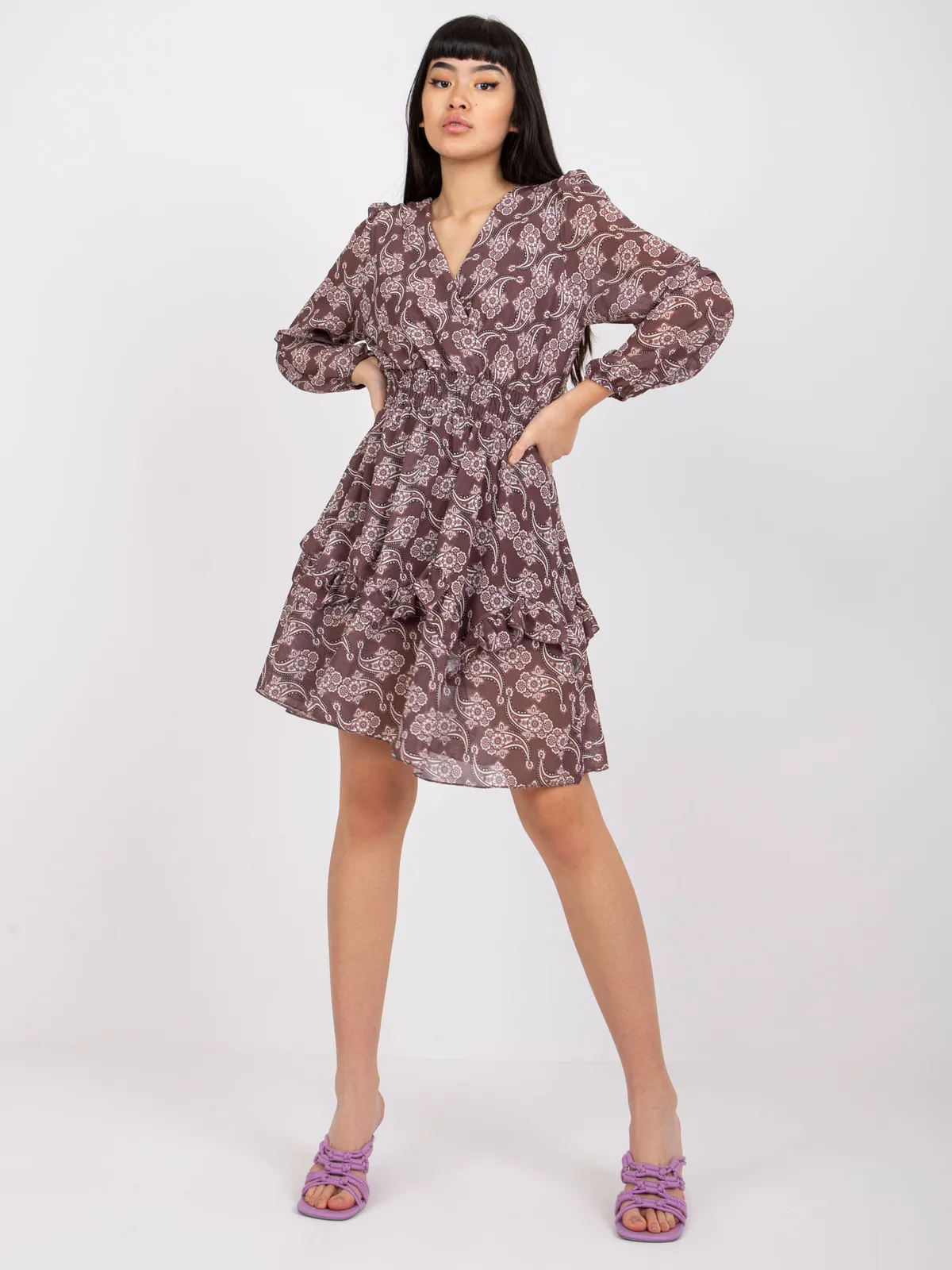 Sukienka mini z falbanami o kroju oversize - zdjęcie 1