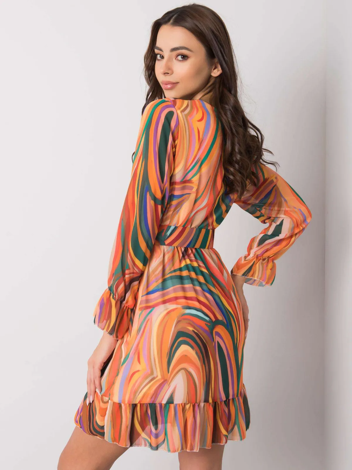 Sukienka mini z paskiem oraz falbanami - zdjęcie 1