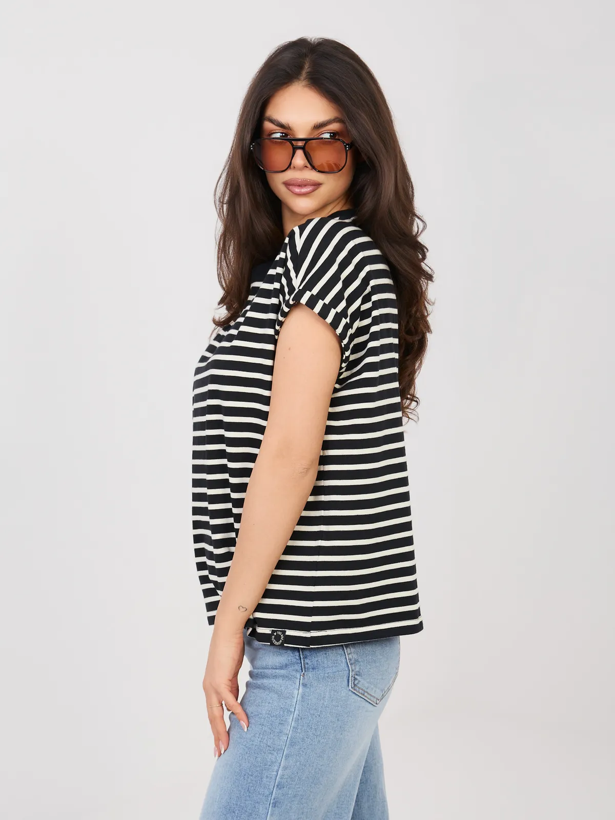 Klasyczny t-shirt w paski o kroju oversize - zdjęcie 1