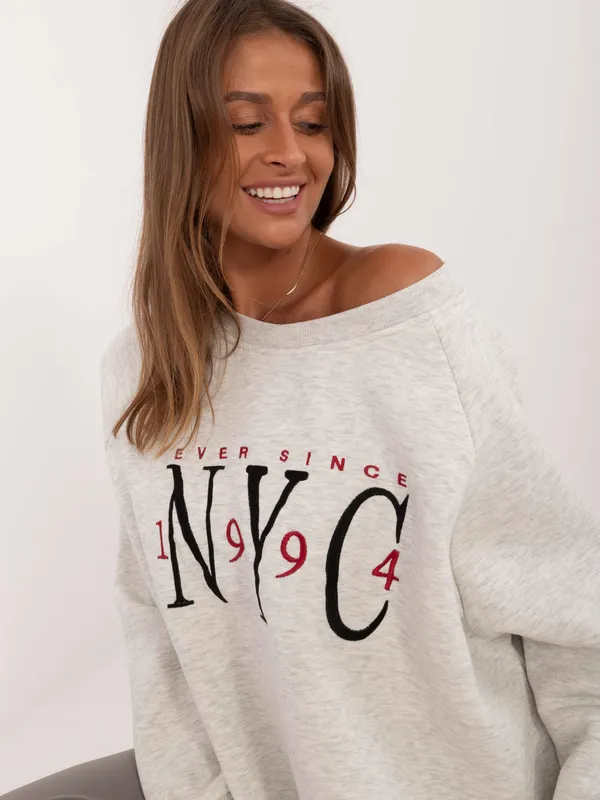 Bluza oversize z haftowanym napisem w klimacie retro
