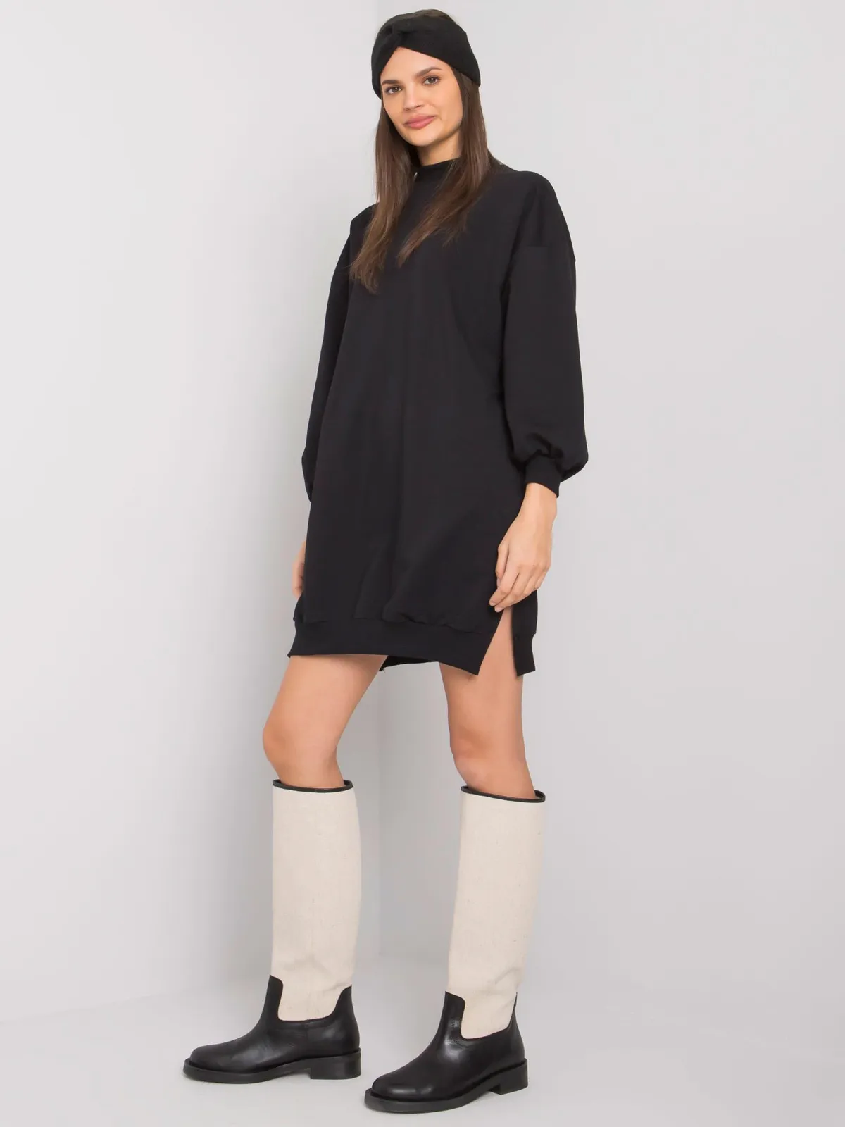 Dresowa sukienka typu oversize ze stójką - zdjęcie 1