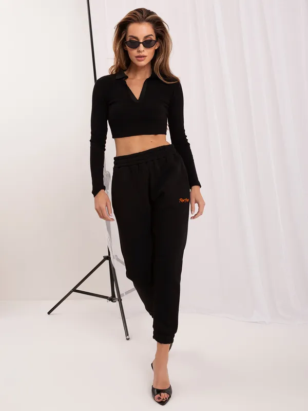 Krótki crop top z kołnierzykiem i dekoltem