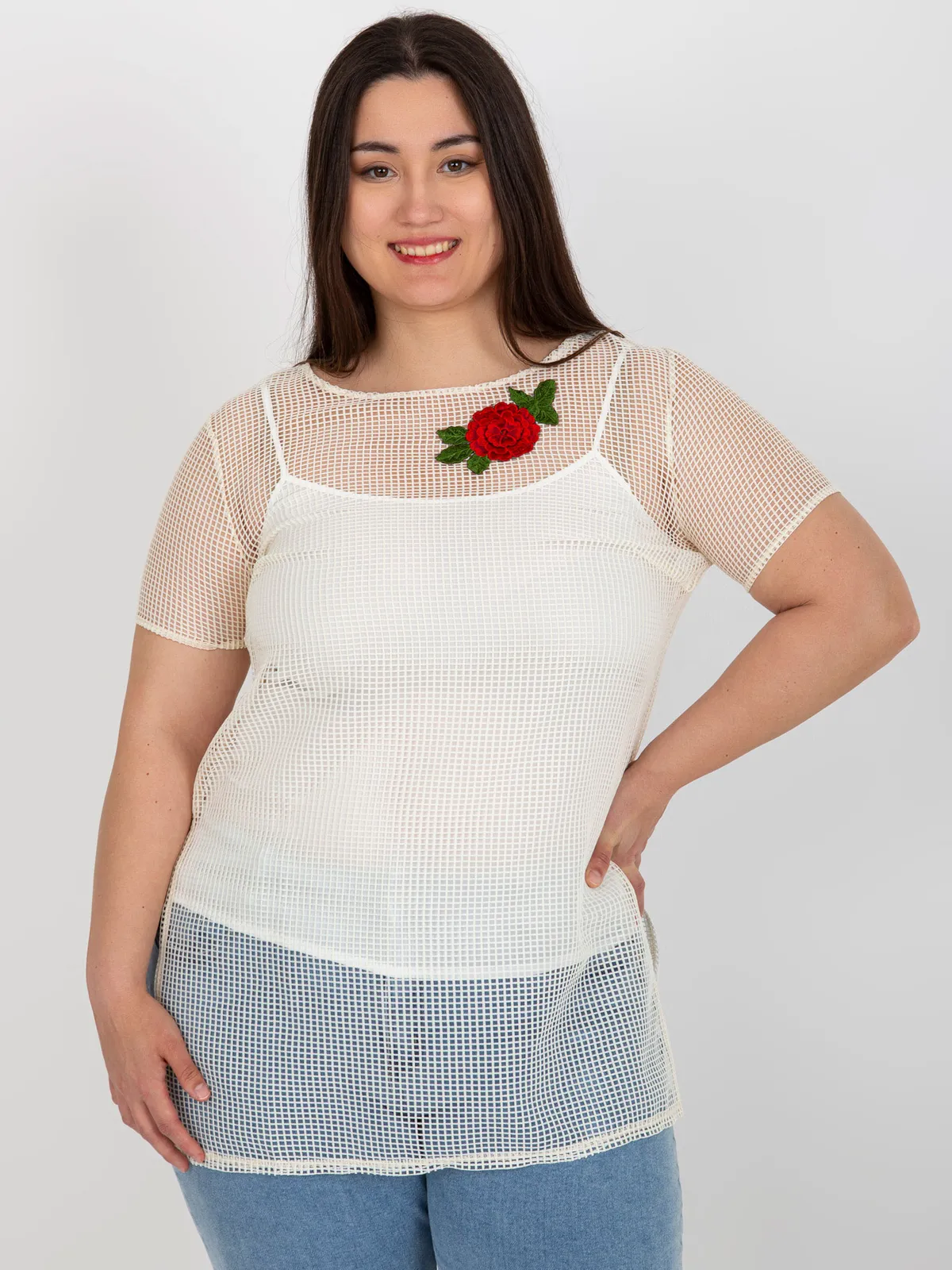 Jasnobeżowa dwuczęściowa bluzka plus size z naszywką - zdjęcie 2
