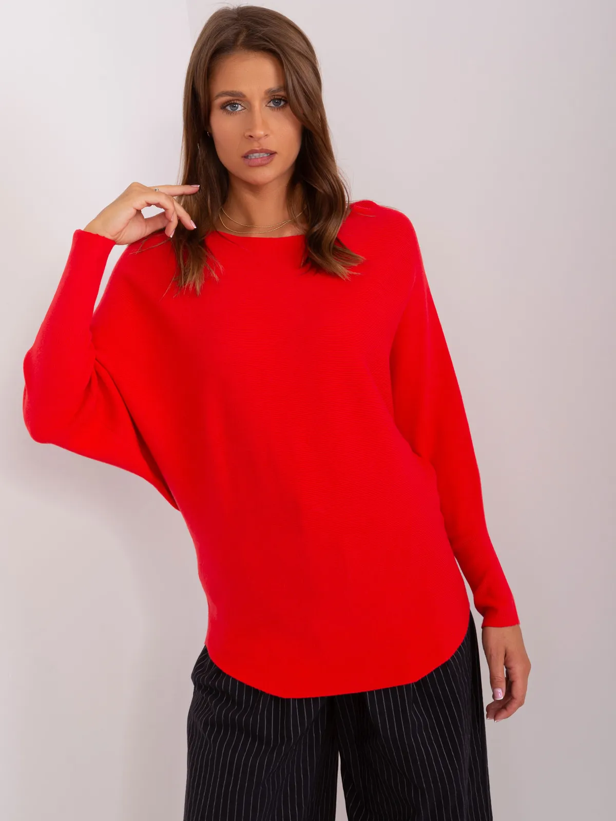 Szary sweter oversize z dekoltem w łódkę - zdjęcie 4