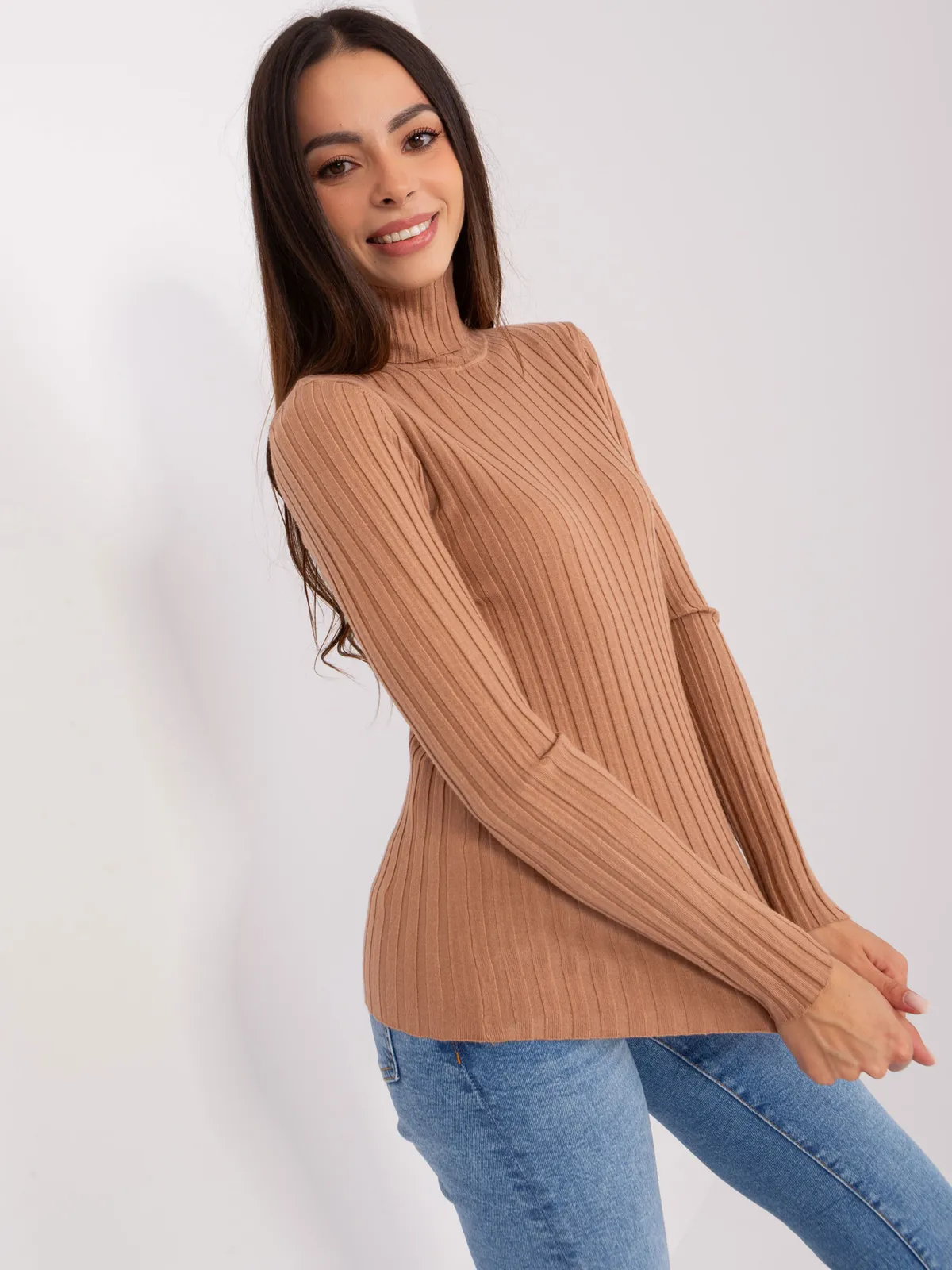 Ecru dopasowany sweter z golfem - zdjęcie 4