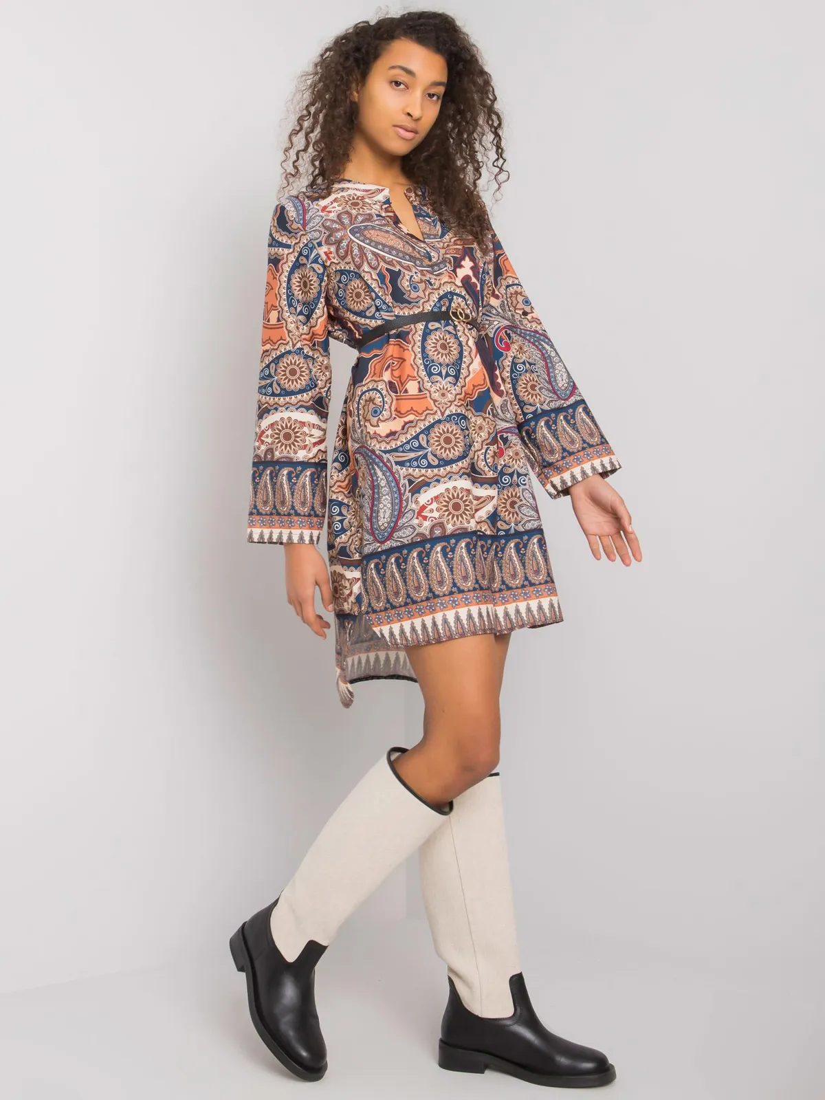 Krótka sukienka koszulowa z paskiem w talii - zdjęcie 1