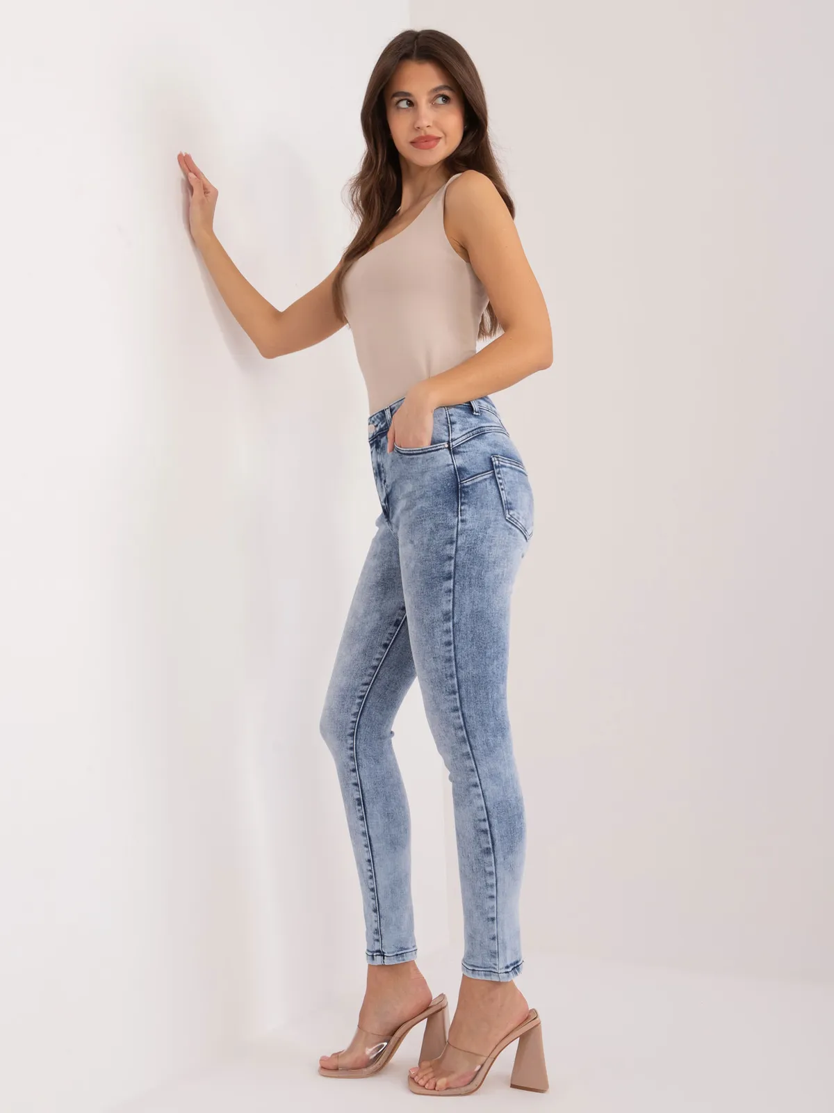 Niebieskie jeansy damskie skinny - zdjęcie 3