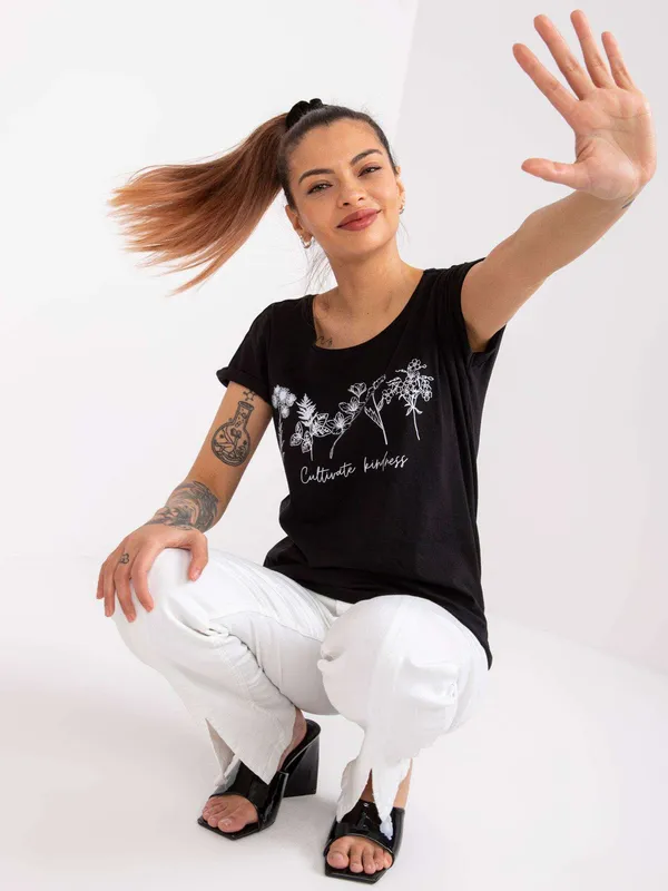 Casualowy T-shirt z roślinnym nadrukiem i podwiniętymi rękawami - widok 2