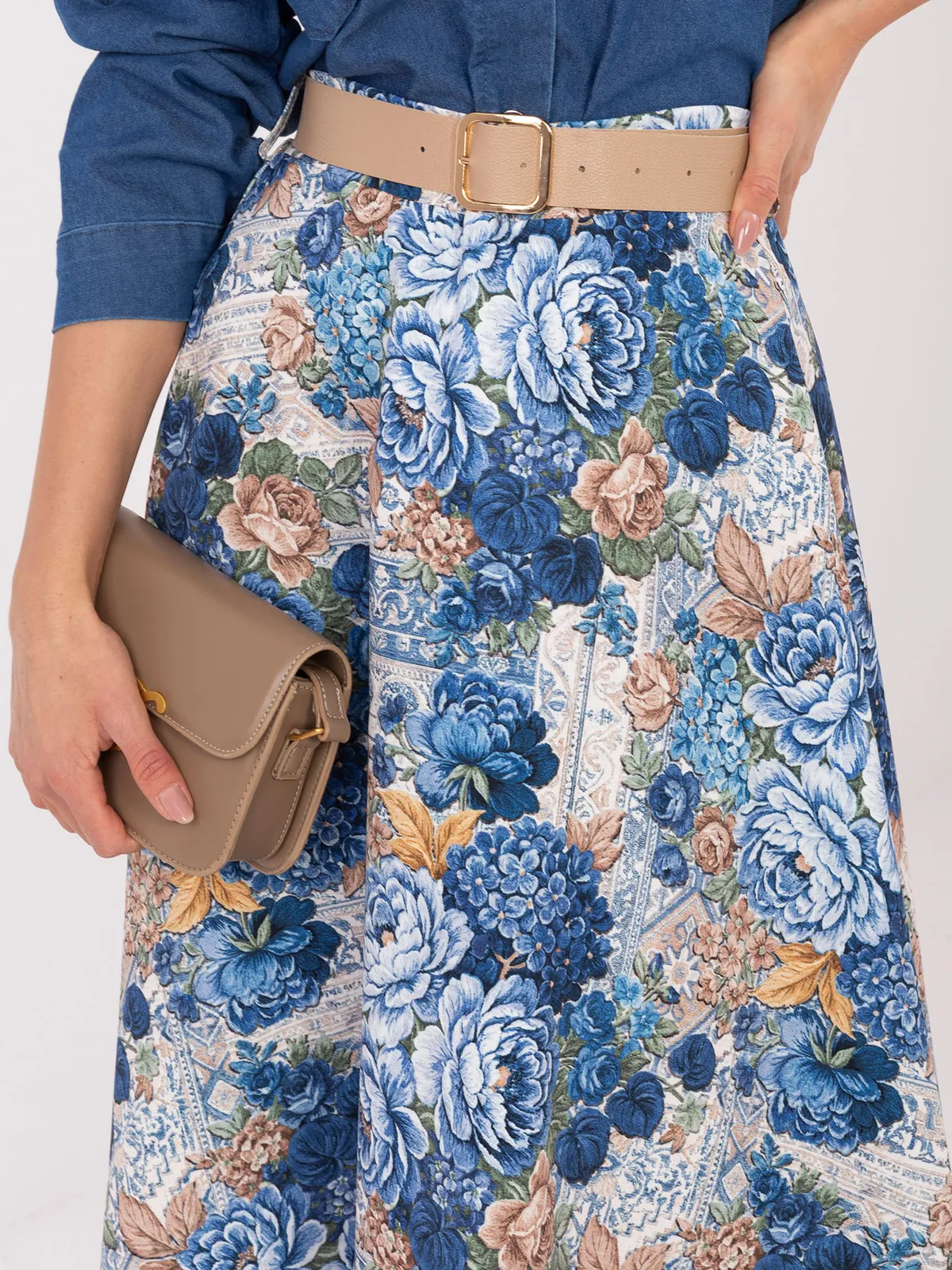 Rozkloszowana spódnica midi z kwiatowym wzorem - zdjęcie 1