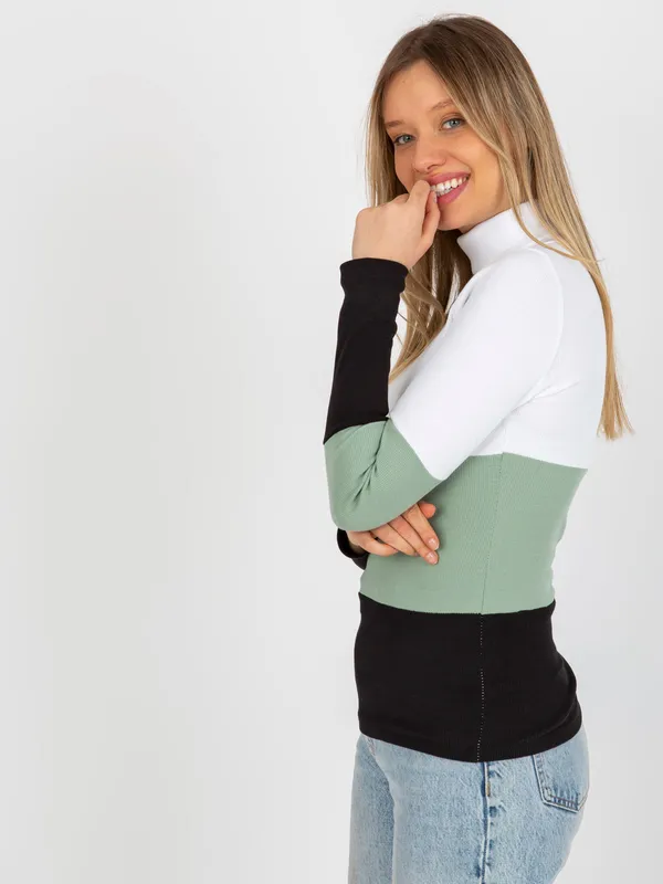 Ecru-pistacjowa damska prążkowana bluzka basic z golfem - widok 2