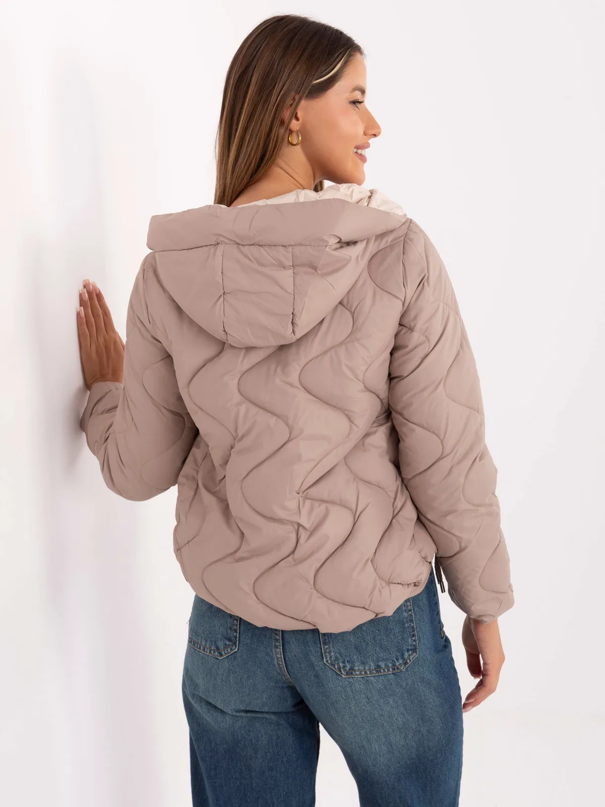 Pikowana kurtka z kapturem w miejskim stylu - zdjęcie 1