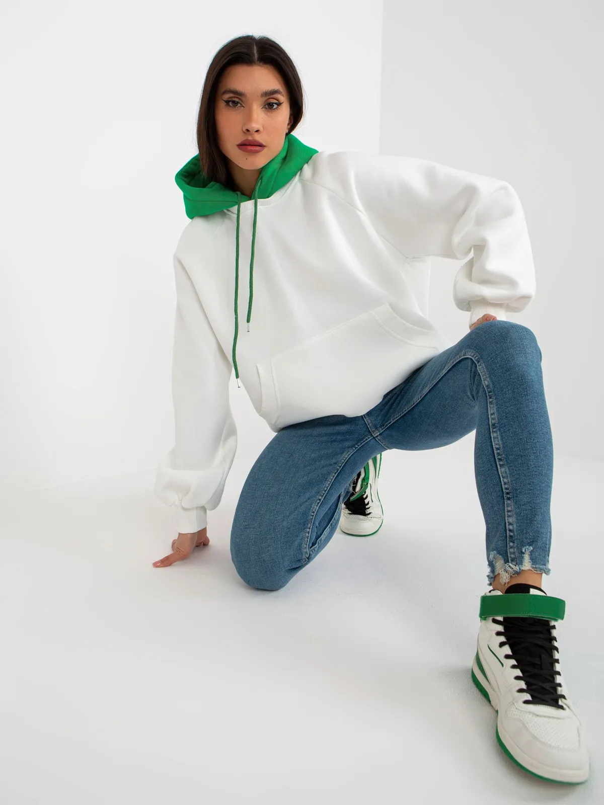 Beżowo-czarna luźna dresowa bluza basic z kapturem - zdjęcie 4