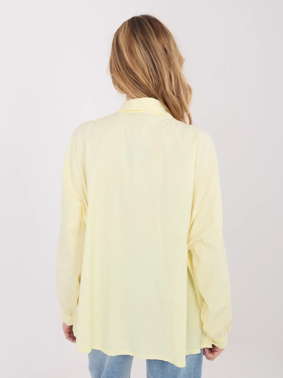 Koszula oversize z ozdobnymi kwiatowymi aplikacjami - zdjęcie 1