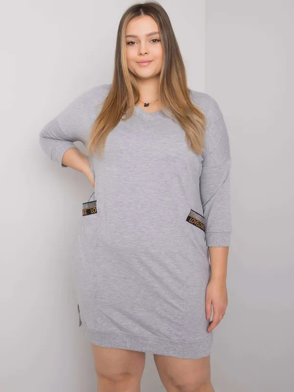 Sukienka sportowa oversize z ozdobnymi kieszeniami
