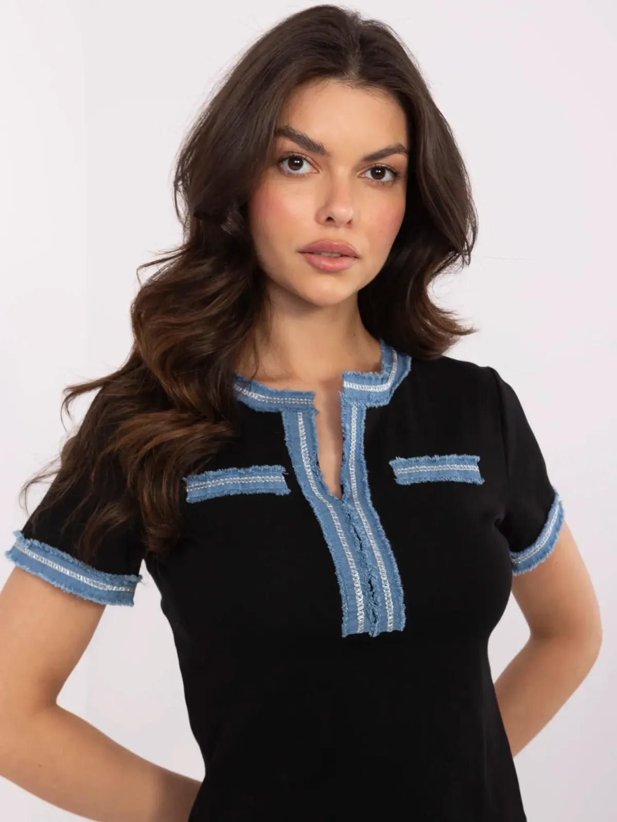 Dopasowana bluzka z ozdobnym wykończeniem typu raw edge - zdjęcie 1