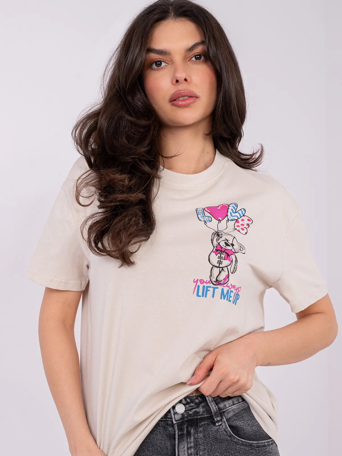 Casualowy T-shirt oversize z graficznym motywem misia - zdjęcie 4