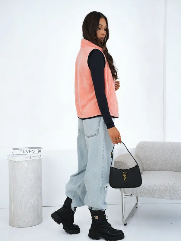 Puchata kamizelka o sportowym kroju z suwakiem