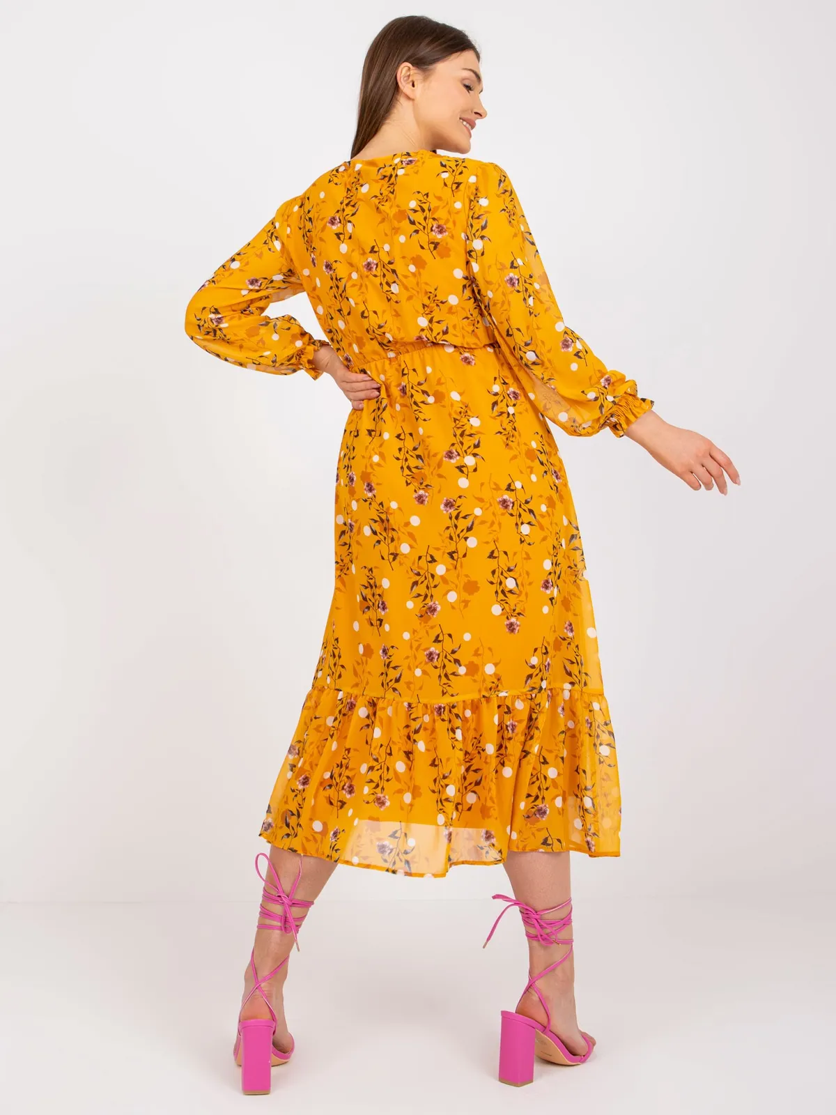 Sukienka midi o kroju boho z falbaną - zdjęcie 1