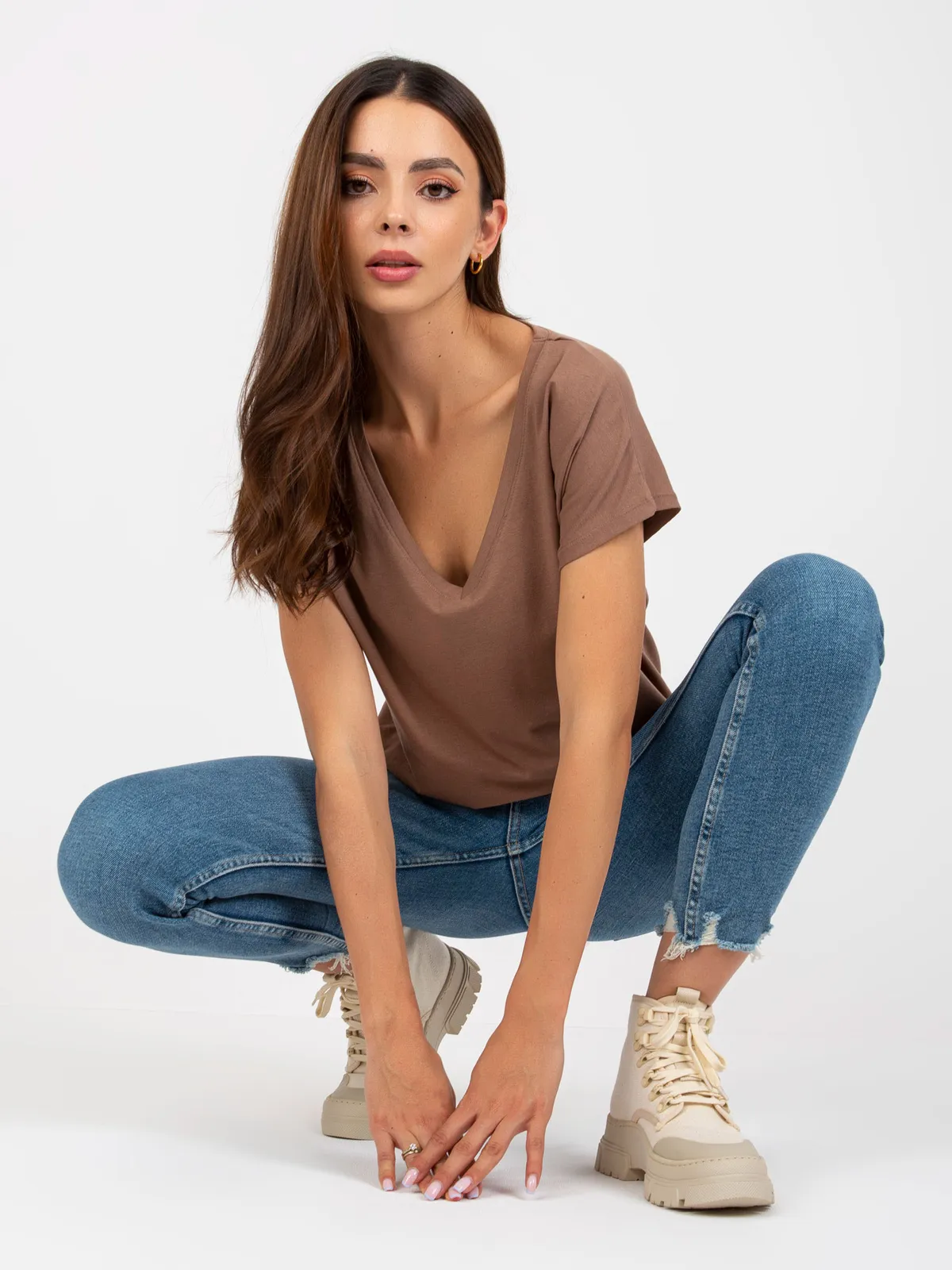 Brązowy t-shirt basic z dekoltem w serek - zdjęcie 2