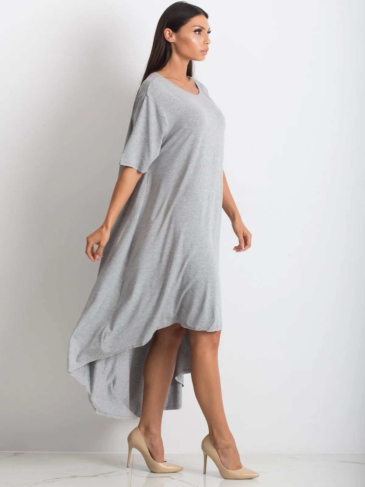 Szara sukienka oversize - zdjęcie 4