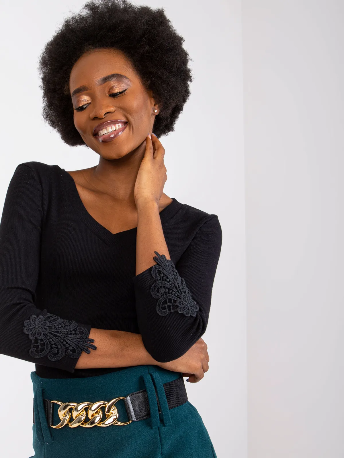 Dopasowana bluzka z ozdobnym koronkowym wykończeniem rękawów - zdjęcie 1