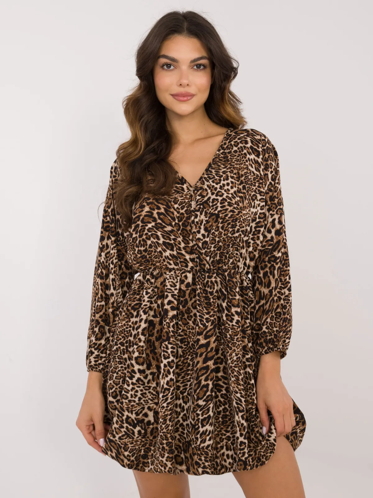 Krótka sukienka z dekoltem kopertowym i wiązaniem - zdjęcie 1