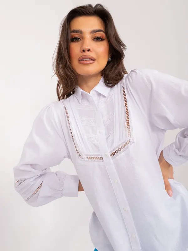 Koszula z ozdobnymi ażurowymi wstawkami w stylu retro