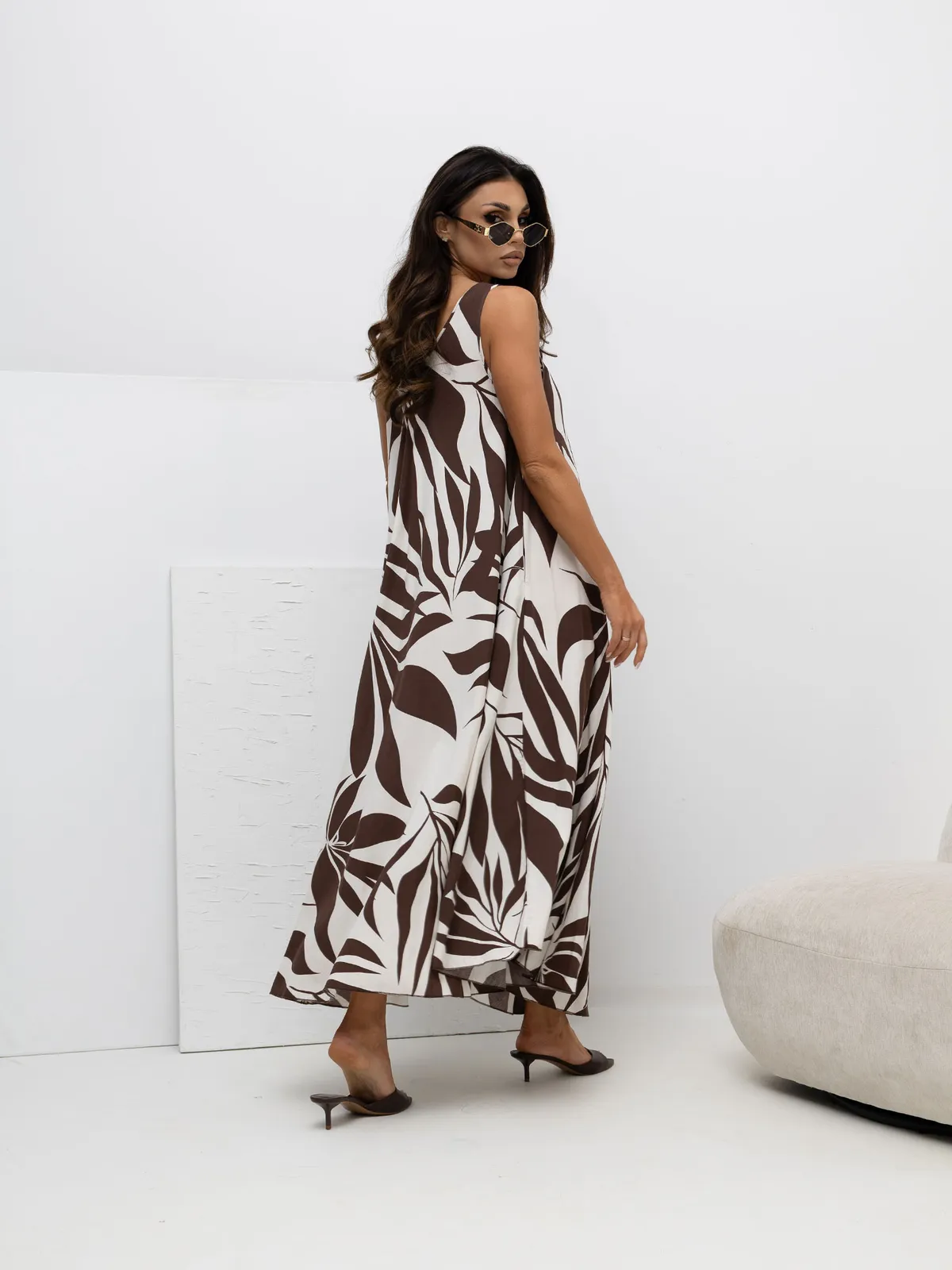 Sukienka midi o kroju oversize w liście - zdjęcie 1