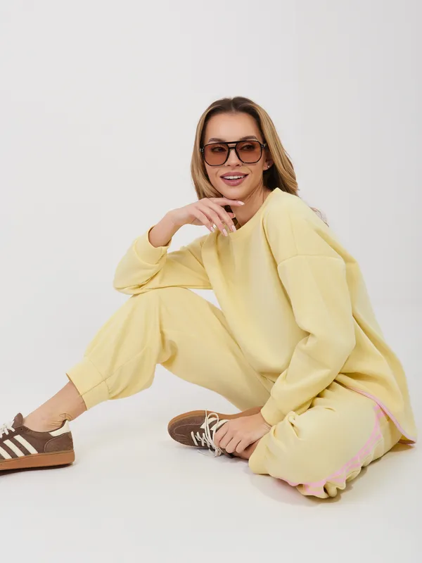 Casualowa bluza oversize z kontrastowym wykończeniem