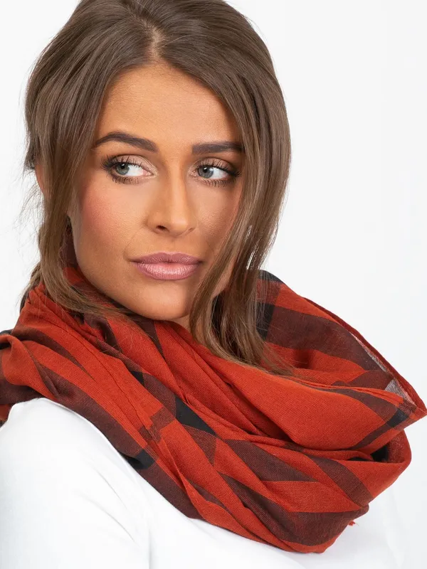 Brązowa chusta w kraciasty wzór - widok 2