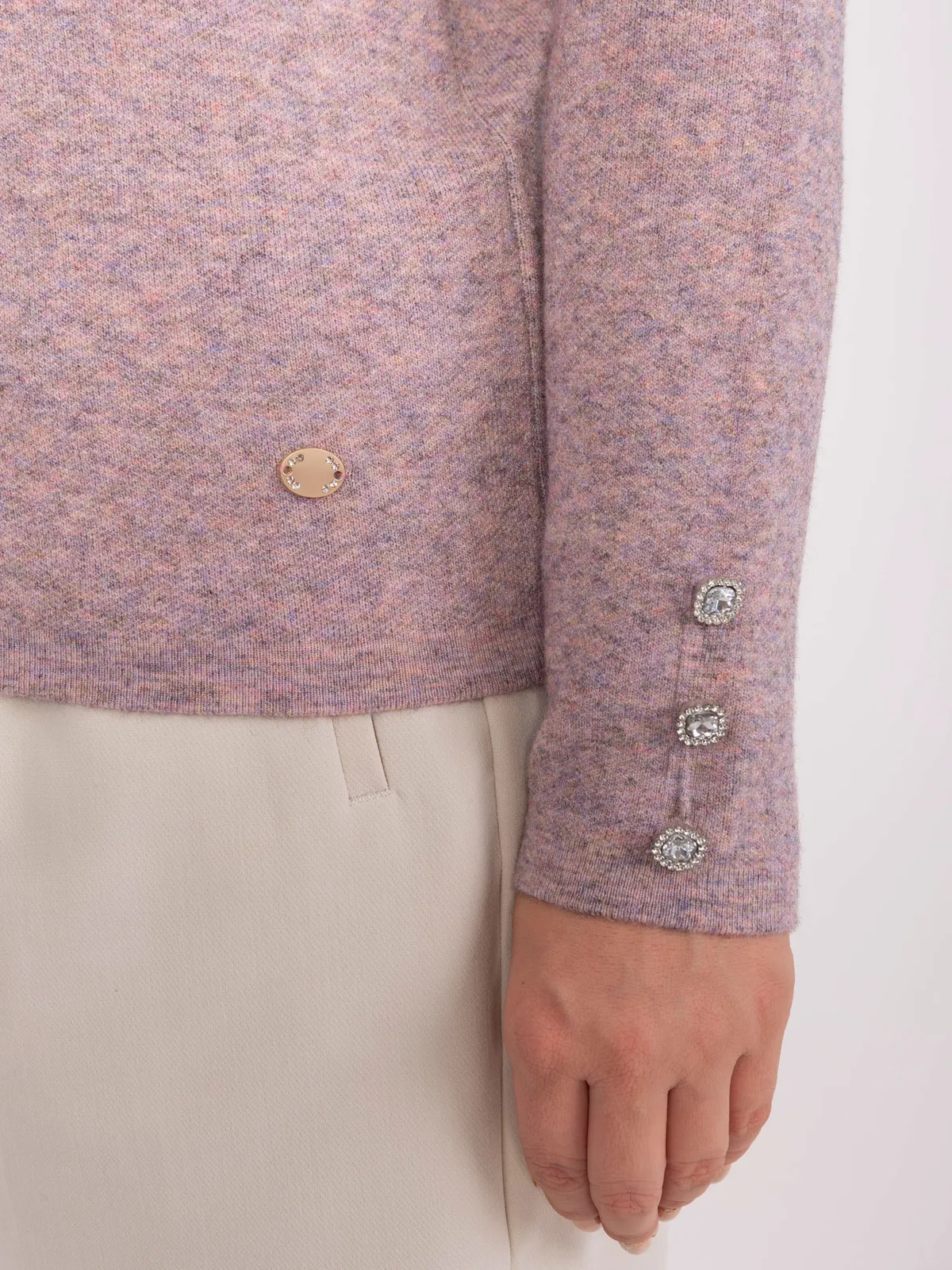 Klasyczny sweter z dekoltem w serek i ozdobnymi guzikami - zdjęcie 1