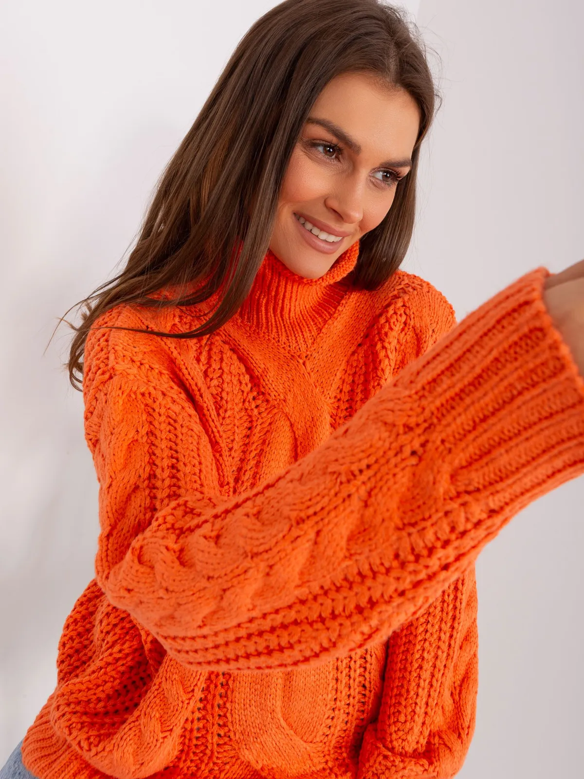 Ecru damski sweter oversize z warkoczami - zdjęcie 5