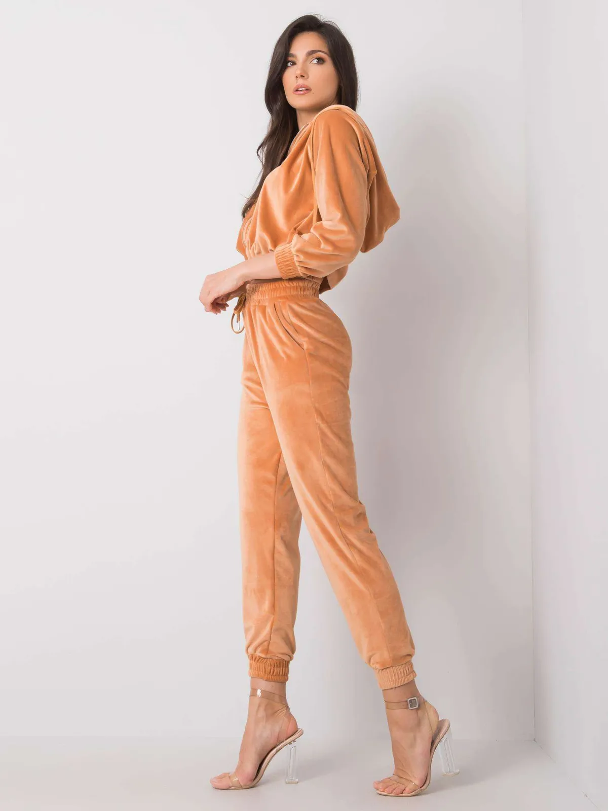 Camelowy komplet casualowy z weluru - zdjęcie 3