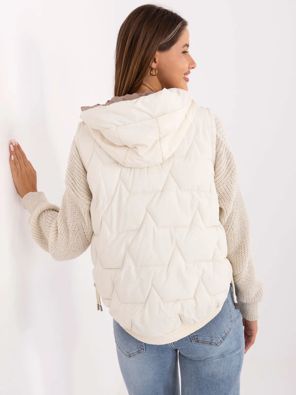 Pikowana kamizelka z kapturem w miejskim stylu - zdjęcie 1