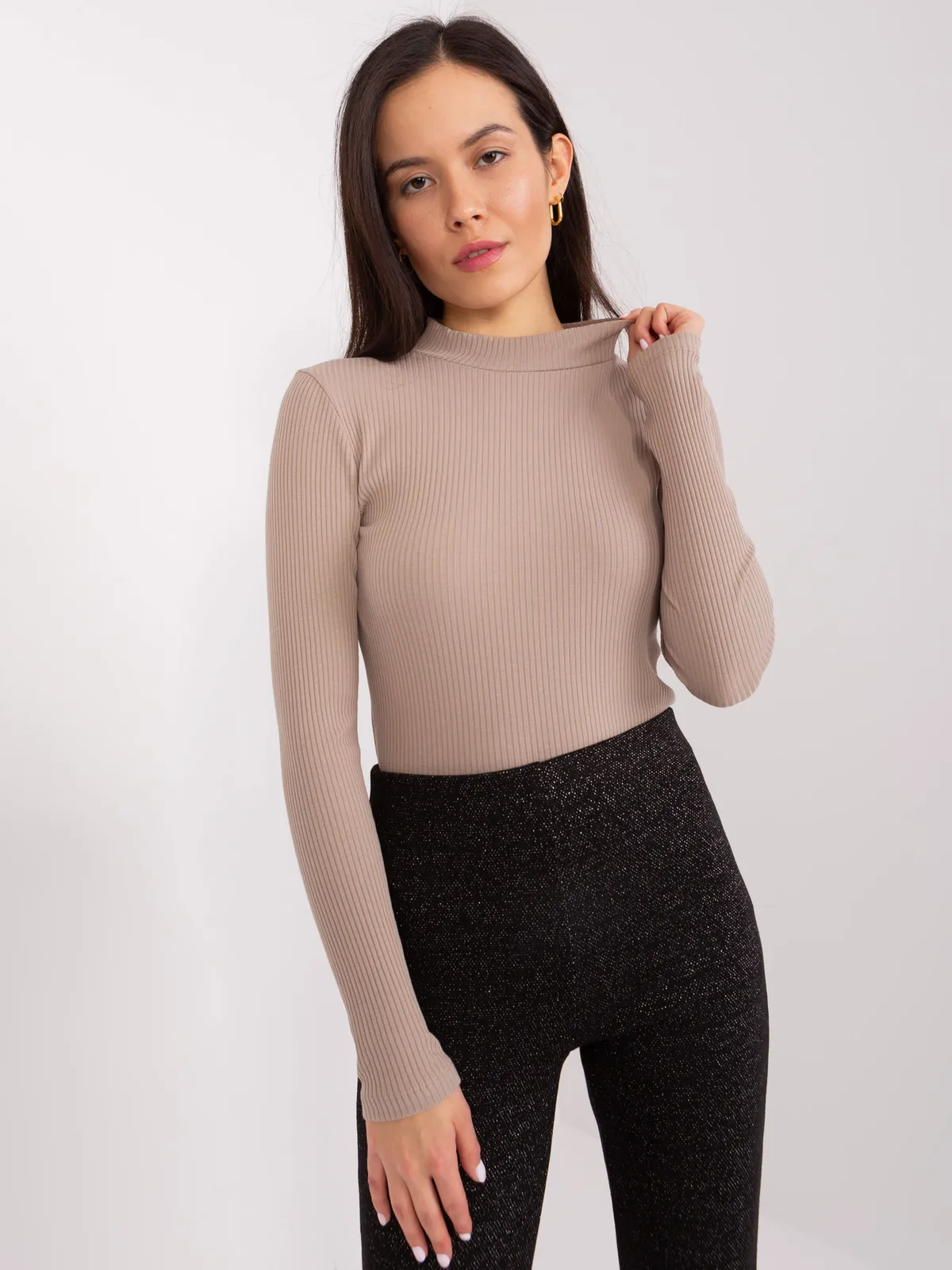 Ciemnobeżowa bluzka prążkowana basic z bawełny BASIC FEEL GOOD - zdjęcie 2