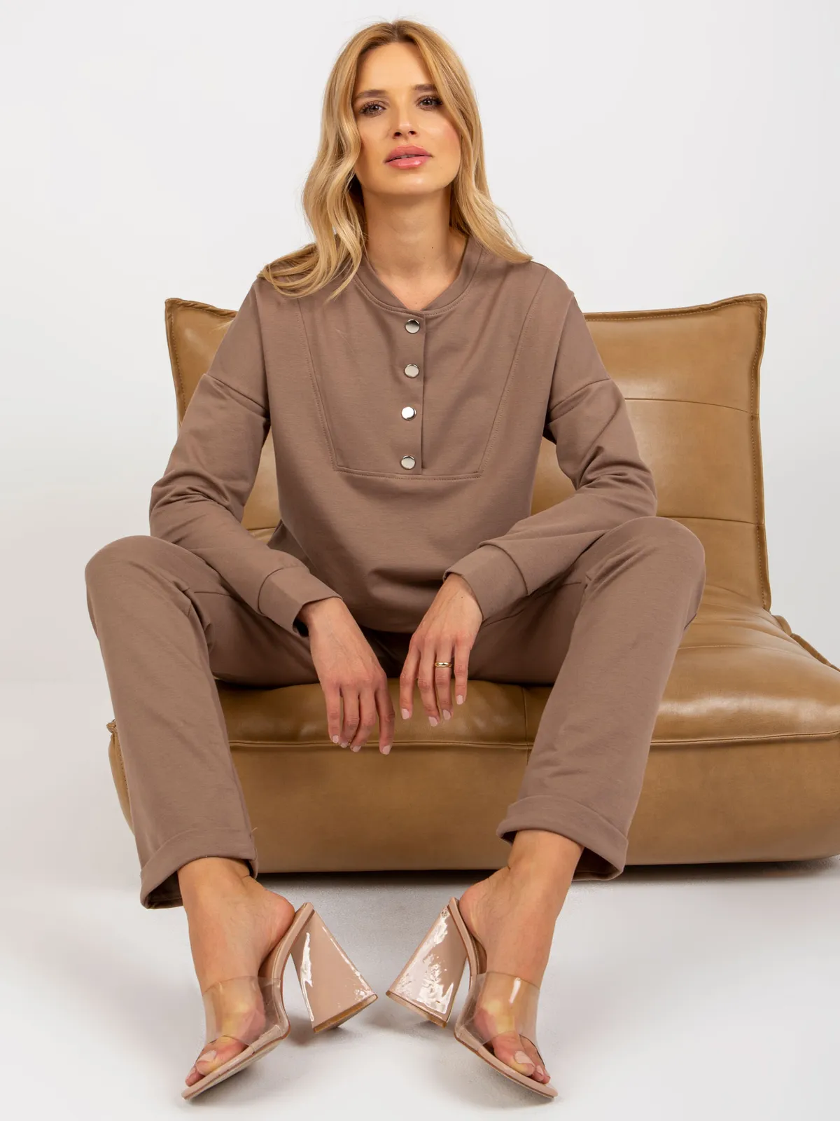 Camelowy komplet casualowy z bluzą - zdjęcie 1