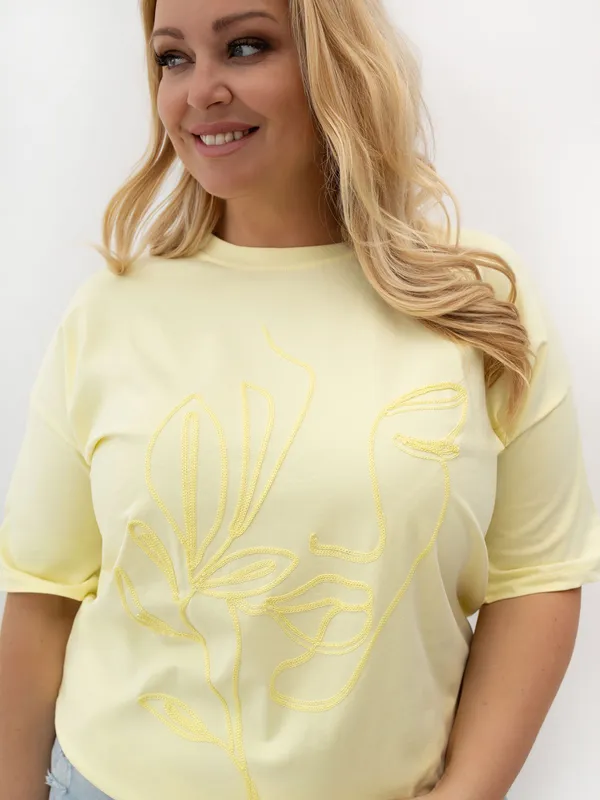 T-shirt oversize z subtelnym haftowanym motywem roślinnym