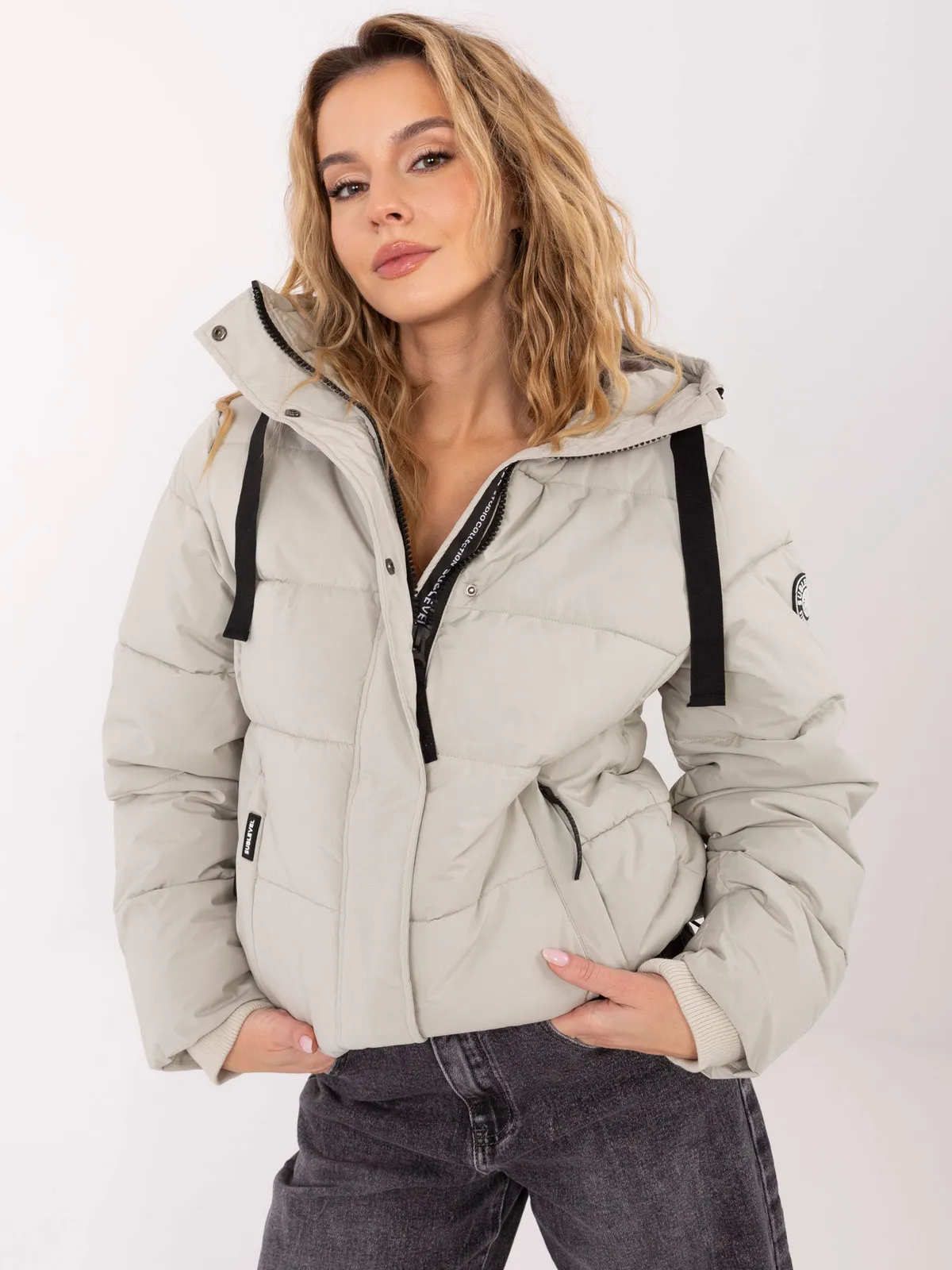 Krótka kurtka puffer z kapturem w miejskim stylu - zdjęcie 1