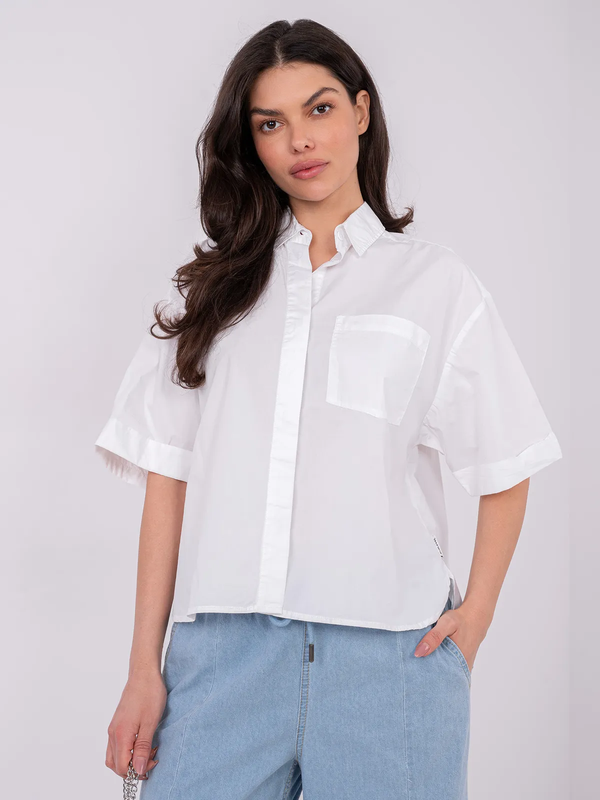 Koszula oversize o kroju boxy z kieszenią - zdjęcie 3