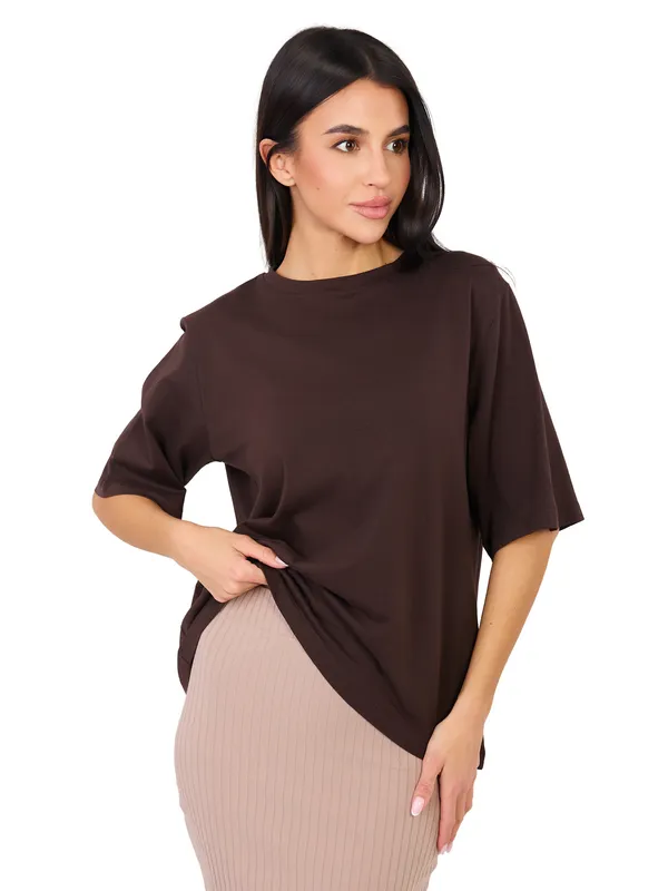 Minimalistyczny T-shirt o swobodnym kroju oversize - widok 2