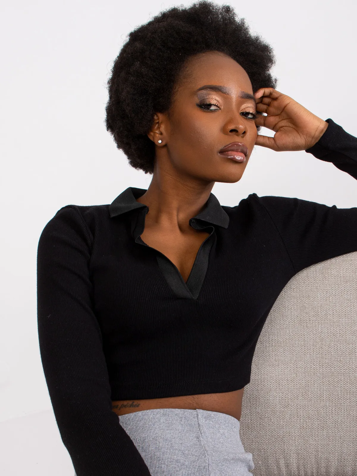 Krótki crop top z kołnierzykiem i dekoltem - zdjęcie 1