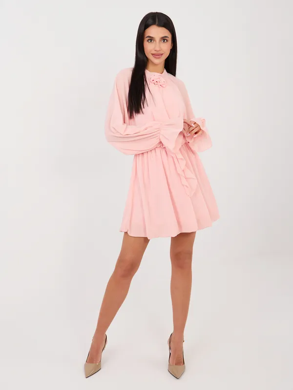 Krótka sukienka z ozdobnym kwiatem przy dekolcie