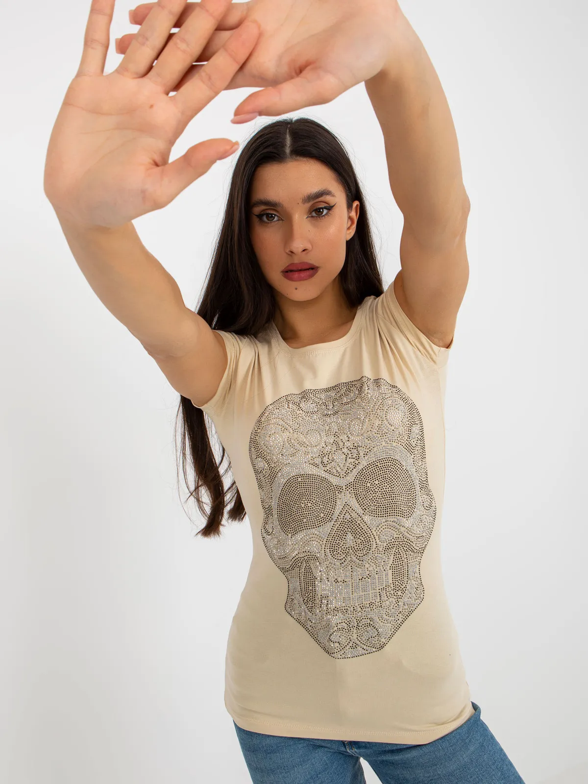 Beżowy dopasowany t-shirt z aplikacją z dżetów - zdjęcie 3