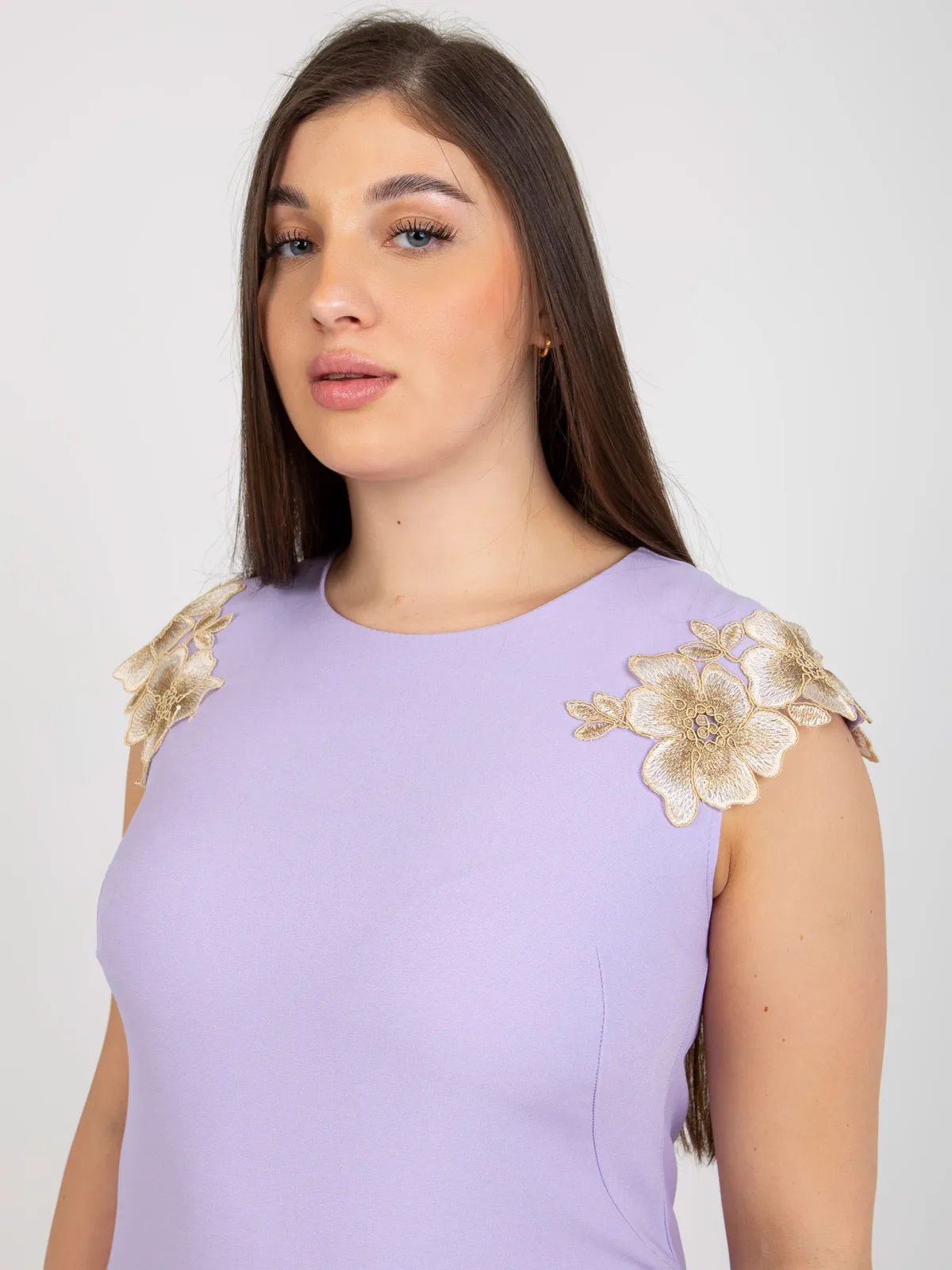Jasnofioletowa elegancka sukienka plus size z koronką - zdjęcie 4