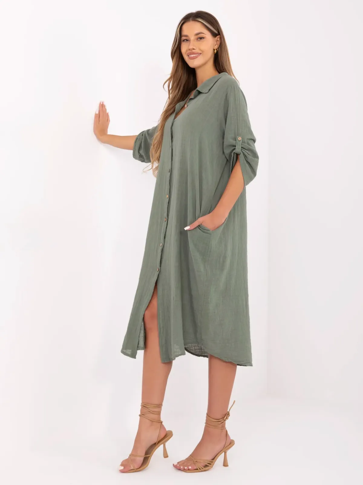 Sukienka koszulowa o luźnym kroju midi - zdjęcie 1