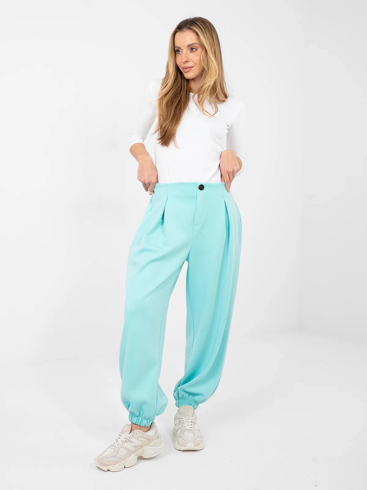 Wygodne spodnie typu joggers z wysokim stanem - zdjęcie 1