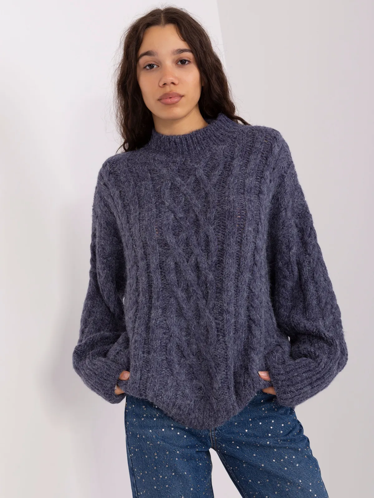 Granatowy dzianinowy sweter z warkoczami - zdjęcie 3