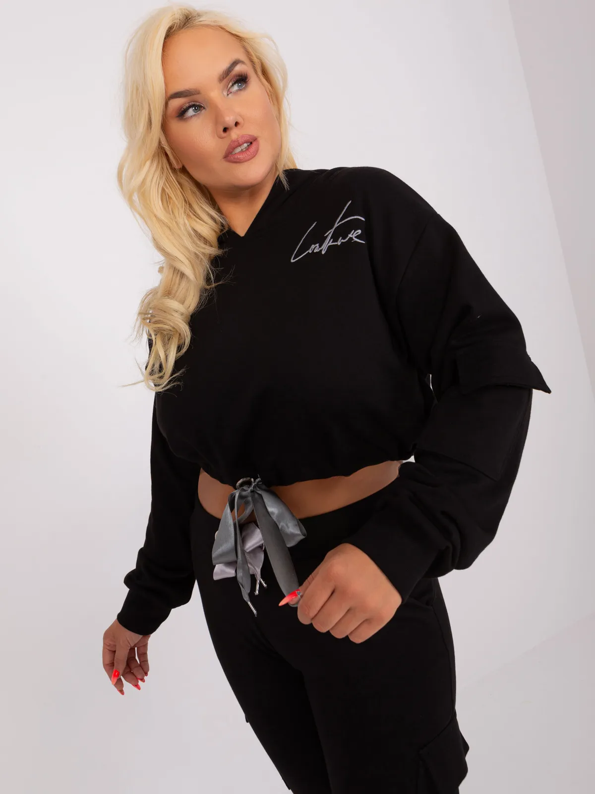 Czarny komplet plus size ze spodniami cargo - zdjęcie 5