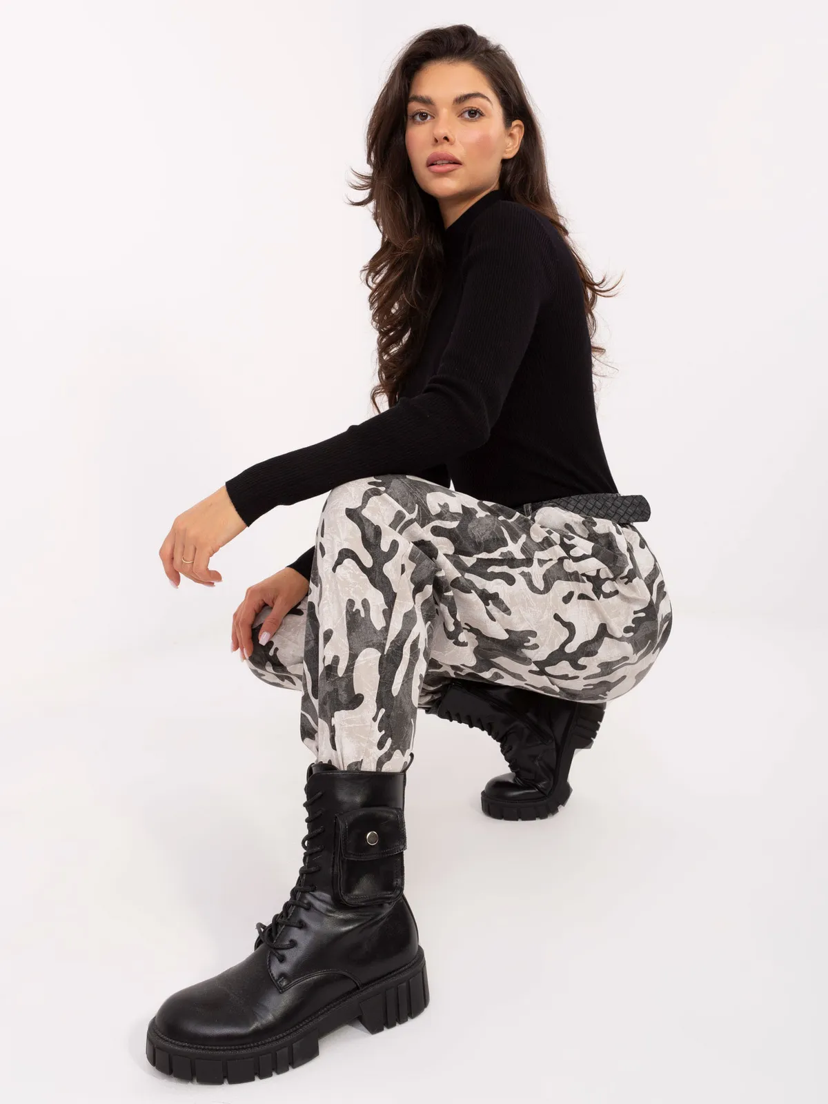 Spodnie typu cargo o kroju jogger - zdjęcie 1